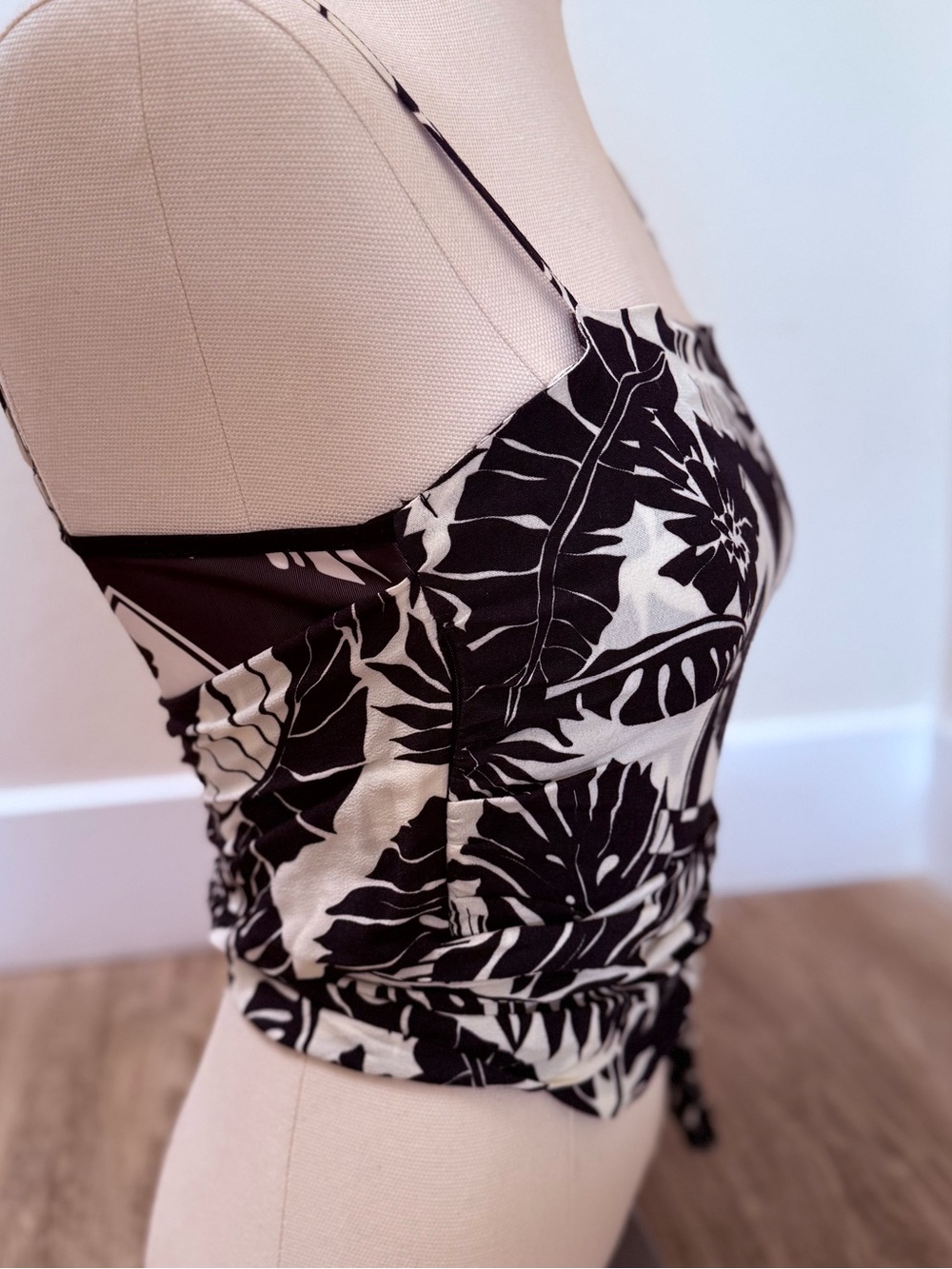 Le Superbe Tropical Wrap Tank Top Black White Palm Print Self Tie Camisole NWT - Picture 4 of 14